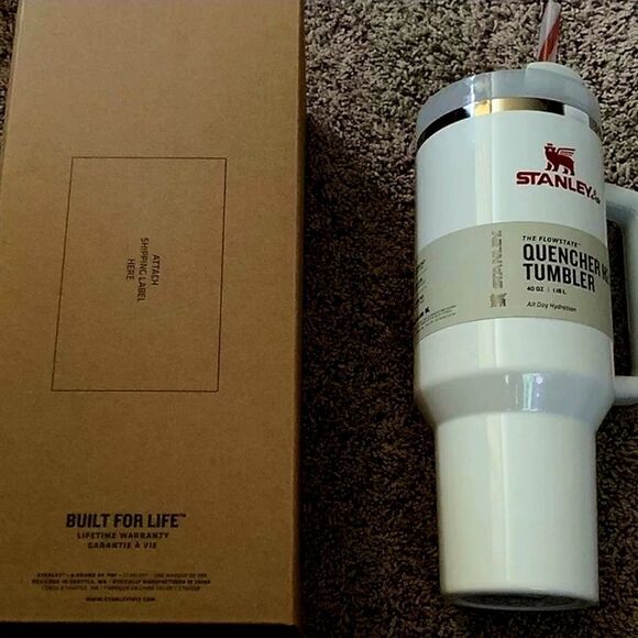 Stanley Mistletoe Twist Limited Edition Quencher H2.0 Tumbler 40oz. - Picture 2 of 2